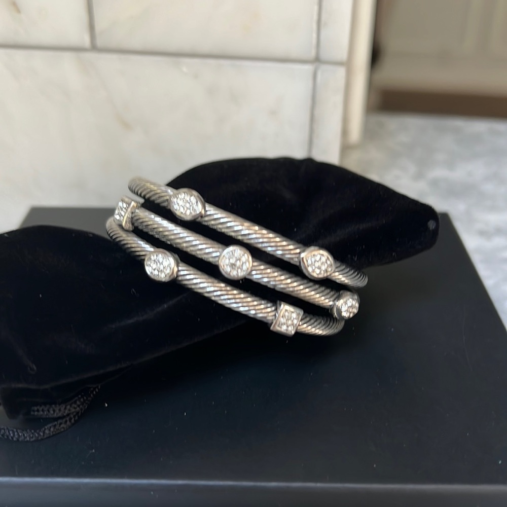 Costume jewelry bracelet